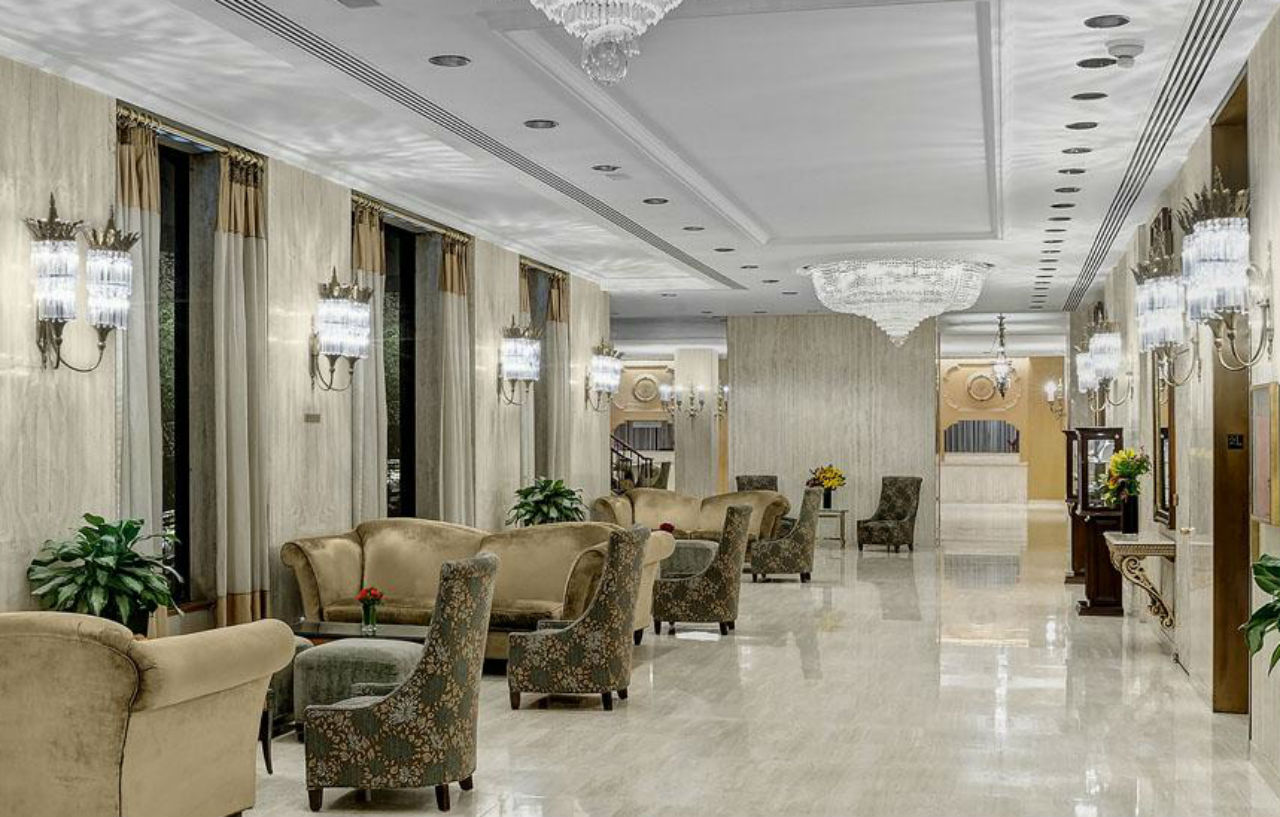 Park Lane New York酒店 外观 照片 The photo shows an elegant hotel lobby characterized by a spacious and modern design. The interior features a polished marble floor and stylish furnishings, including plush chairs and sofas arranged around small tables. Large windows are dressed with